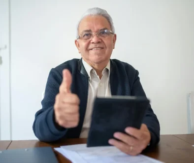 pexels-kampus-8439763-ezgif.com-jpg-to-webp-converter A simple chart comparing the flexibility and cost of HMO vs. PPO health plans.